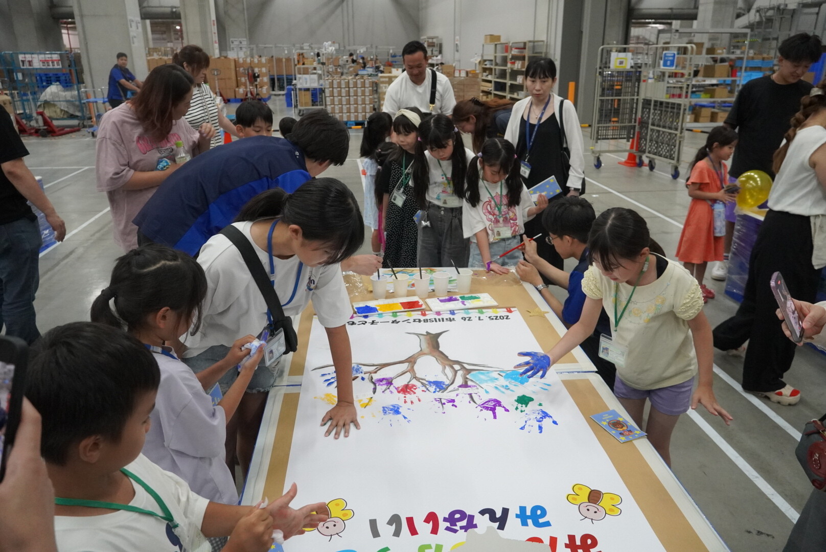 参加者の手形で木のイラストを制作
