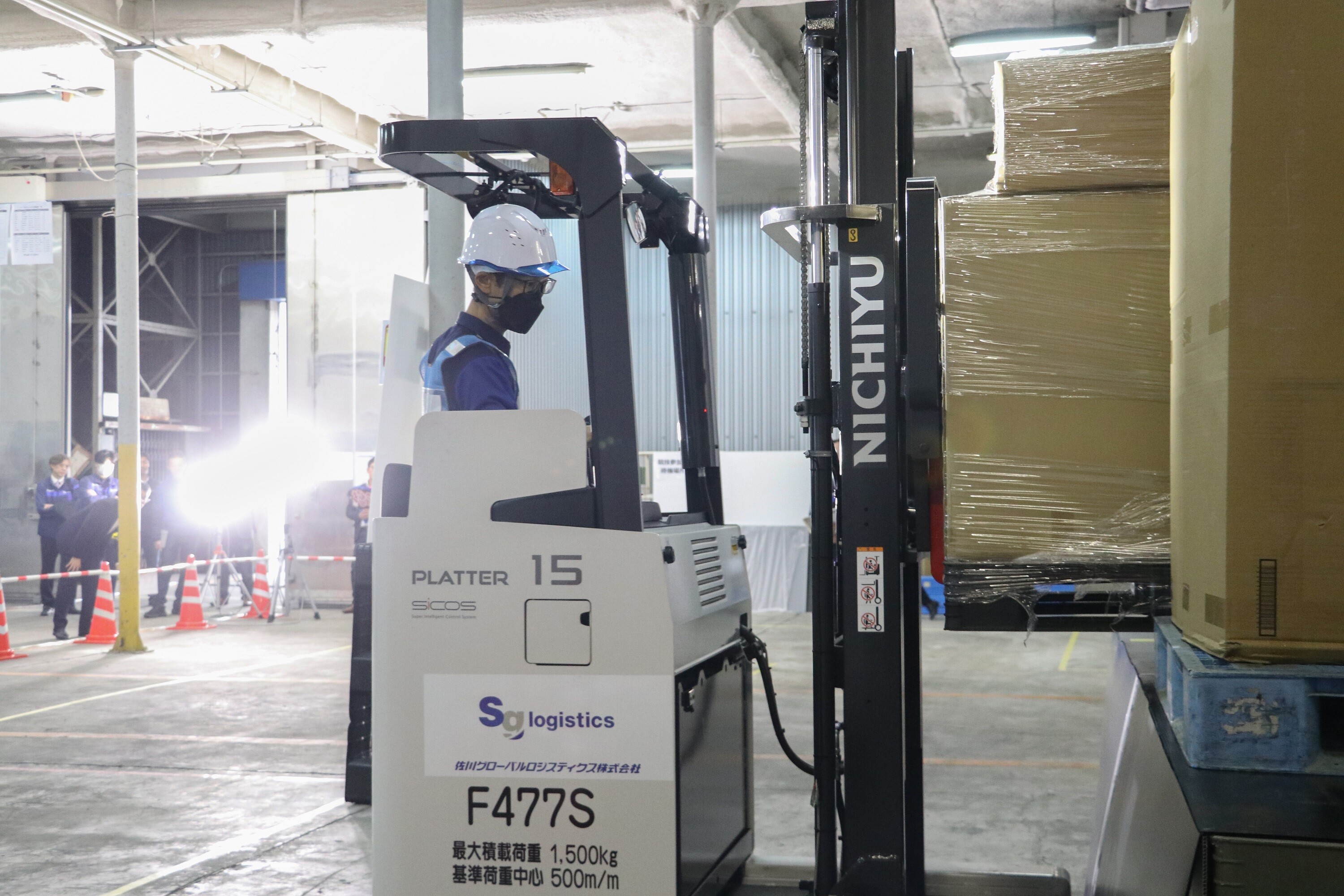 実技試験の様子（荷役操作）